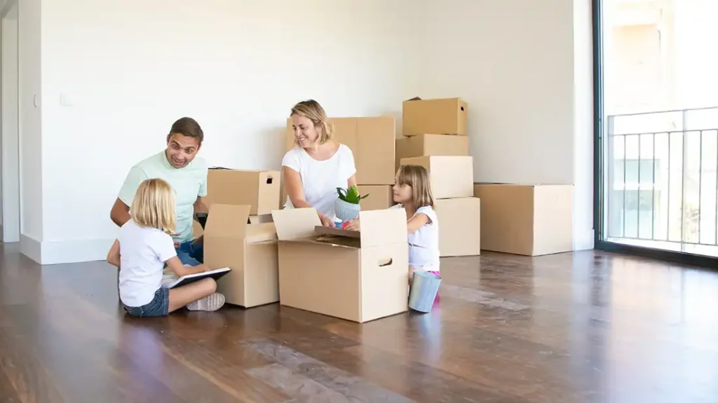 personas en mudanza en un apartamento de alquiler