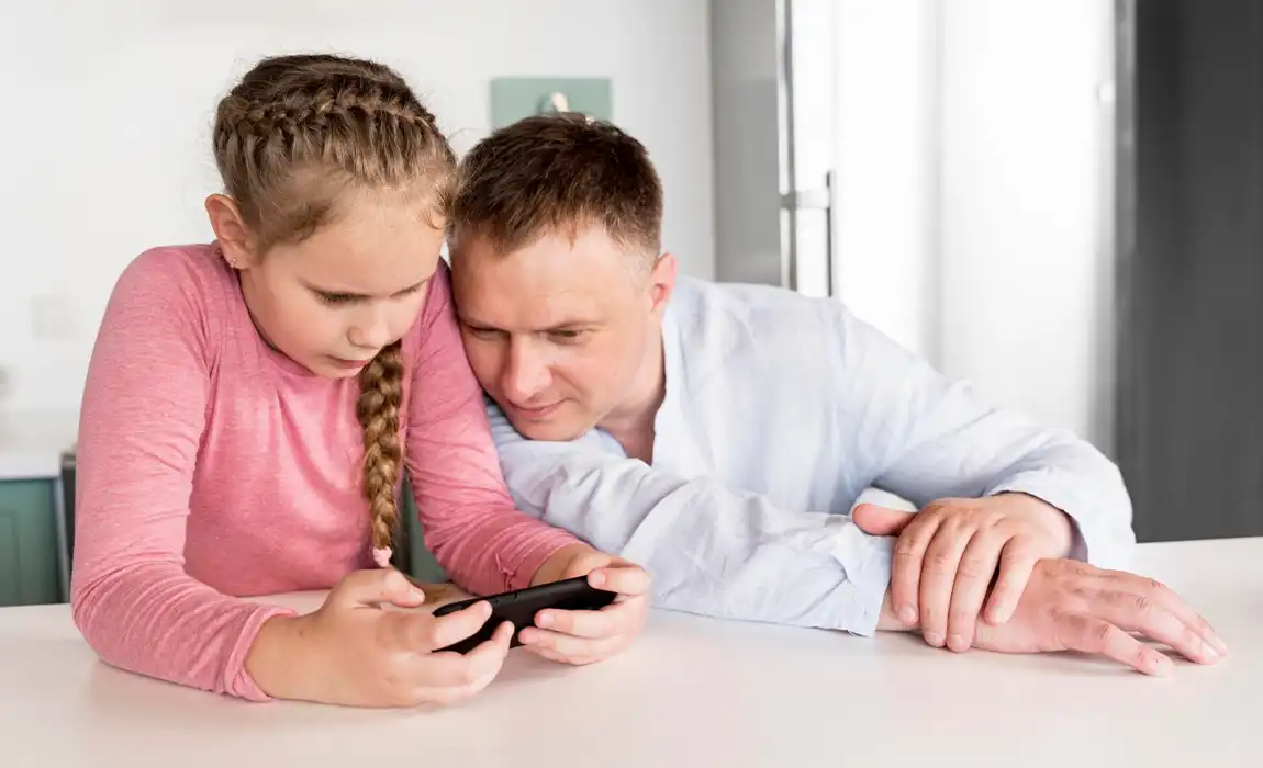 enseñando a niña a usar telefono con ciberseguridad 