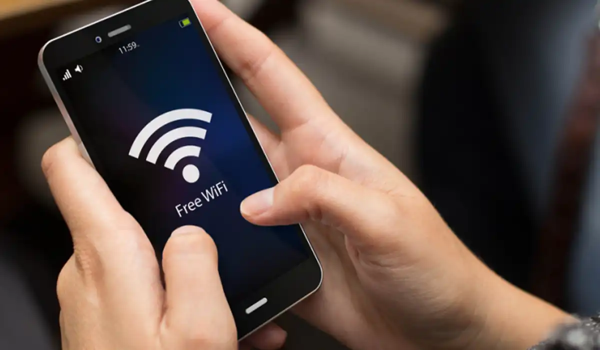 persona usando wifi público en un bar