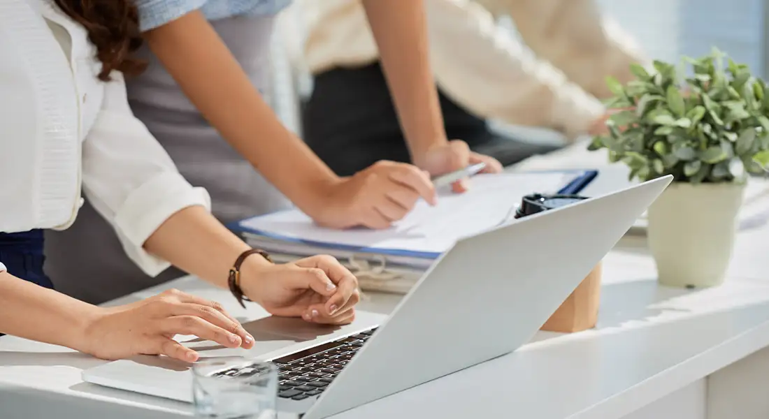 Empresa aseguradora en oficina usando sus ordenadores digitales