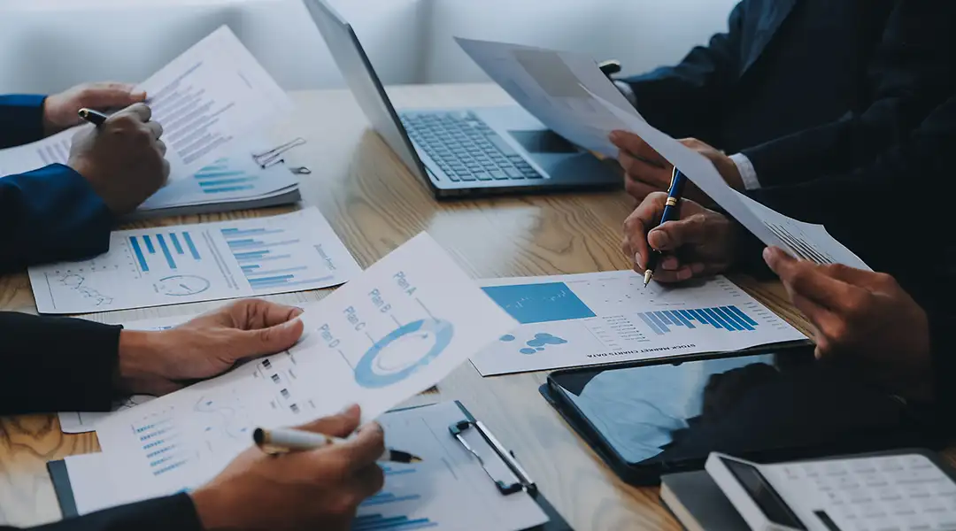 CISO en oficina rodeado de empleados hablando de estrategia