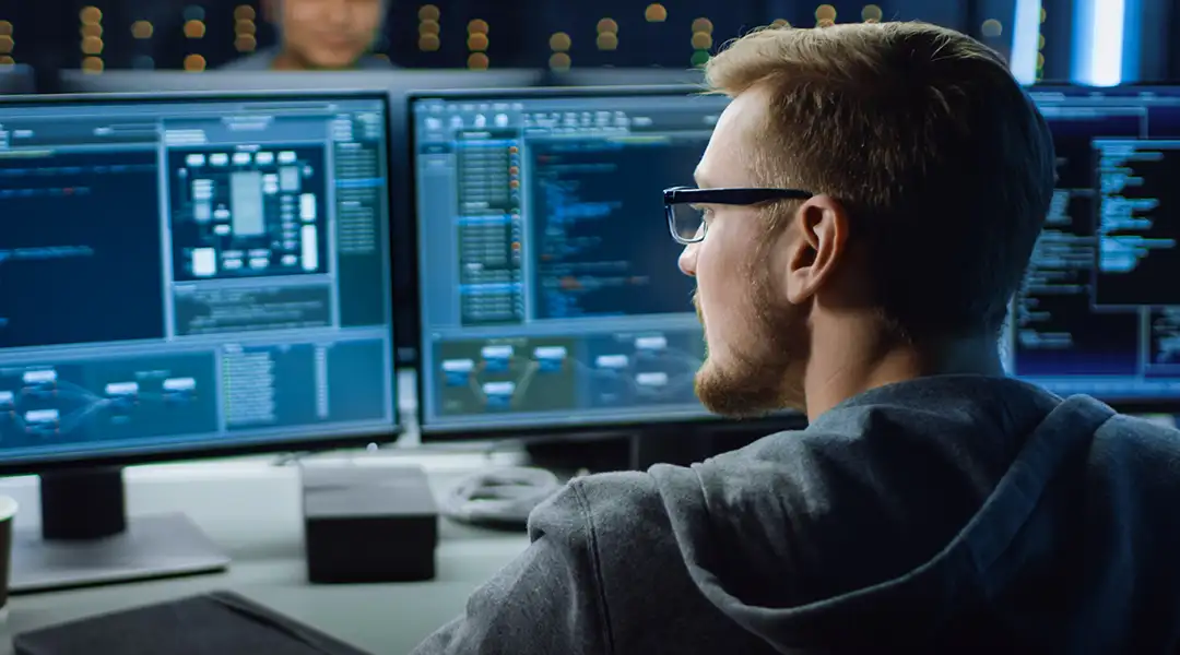 CISO en oficina en dispositivos electrónicos