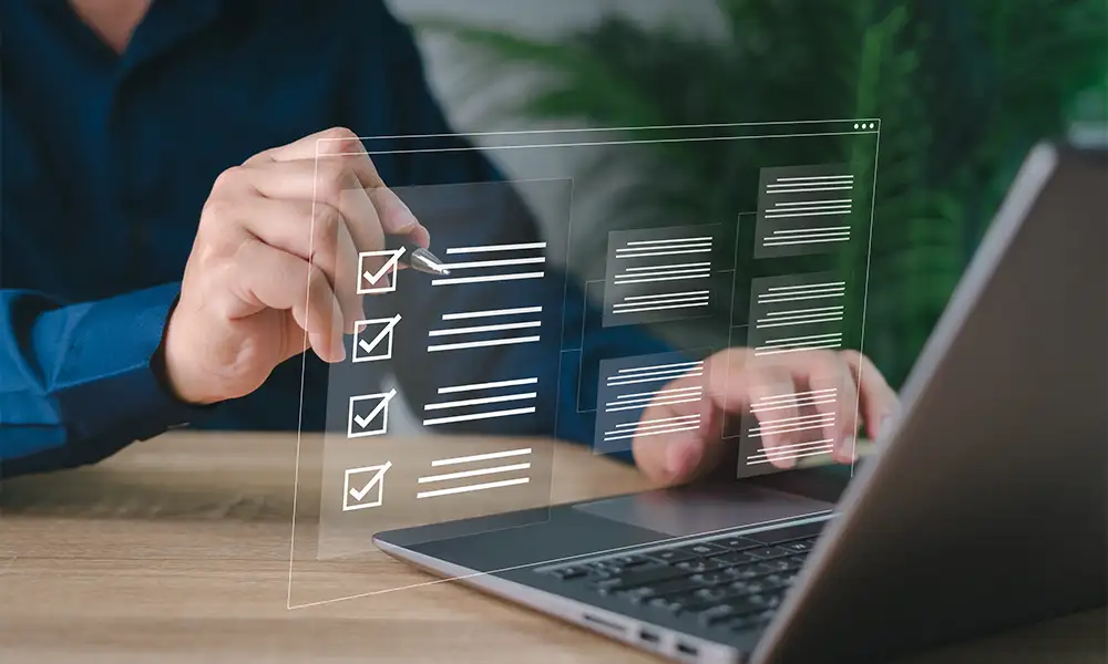 una empresa realizando un checklist de ciberseguridad