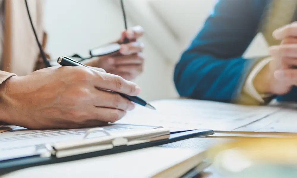 el CISO revisando el cumplimiento normativo