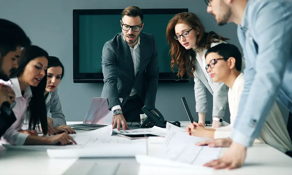 una empresa planteándose un SOC as a Service en oficina