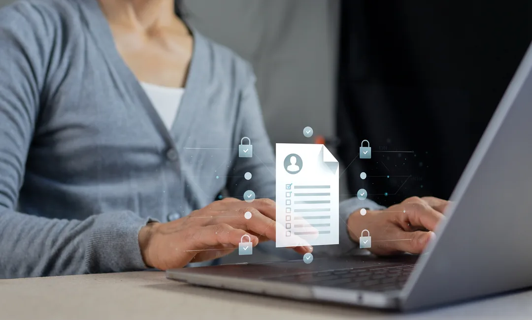 Sistema de autenticación e identidades digitales automatizadas en entorno empresarial, gestión centralizada de usuarios y permisos