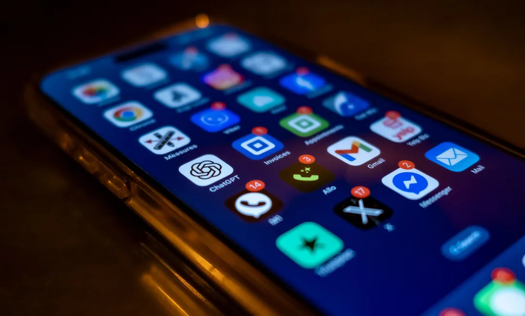 Smartphone mostrando notificaciones push de autenticación apiladas, ejemplo visual de un ataque de MFA fatigue ciberseguridad