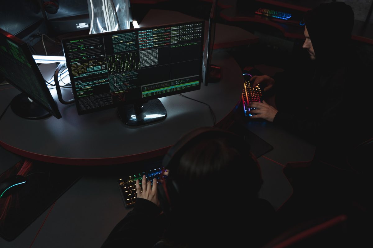 Profesional de IT analizando un ataque de ransomware en pantallas de monitorización de ciberseguridad empresarial